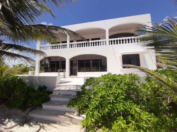 Placer -Tu Paraíso caribeño frente al mar. Esta hermosa casa incluye 3 lotes titulados.