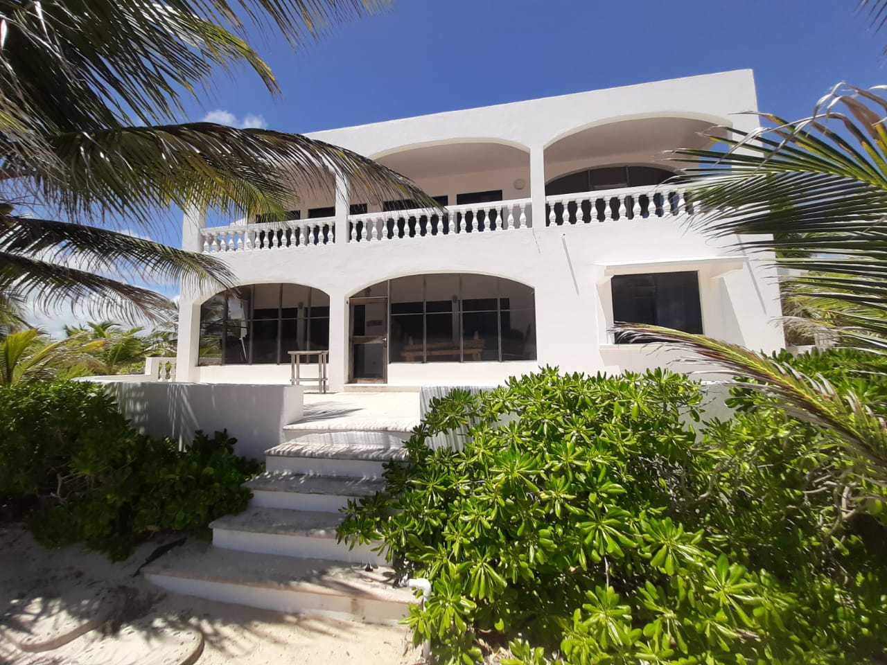 Vendido por Xcalak Realty – Placer -Tu Paraíso caribeño frente al mar. Esta hermosa casa incluye 3 lotes titulados.